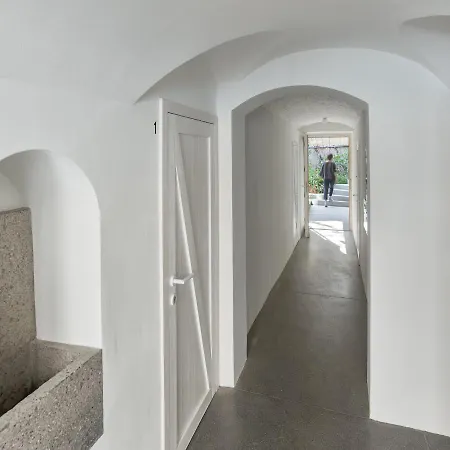 Herzige In Altem Gemaeuer