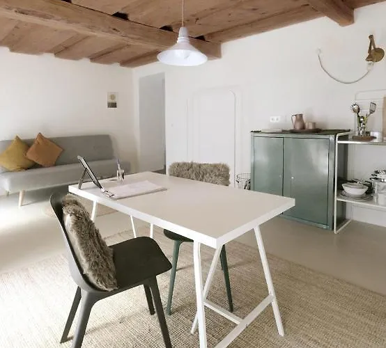 Herzige In Altem Gemäuer *